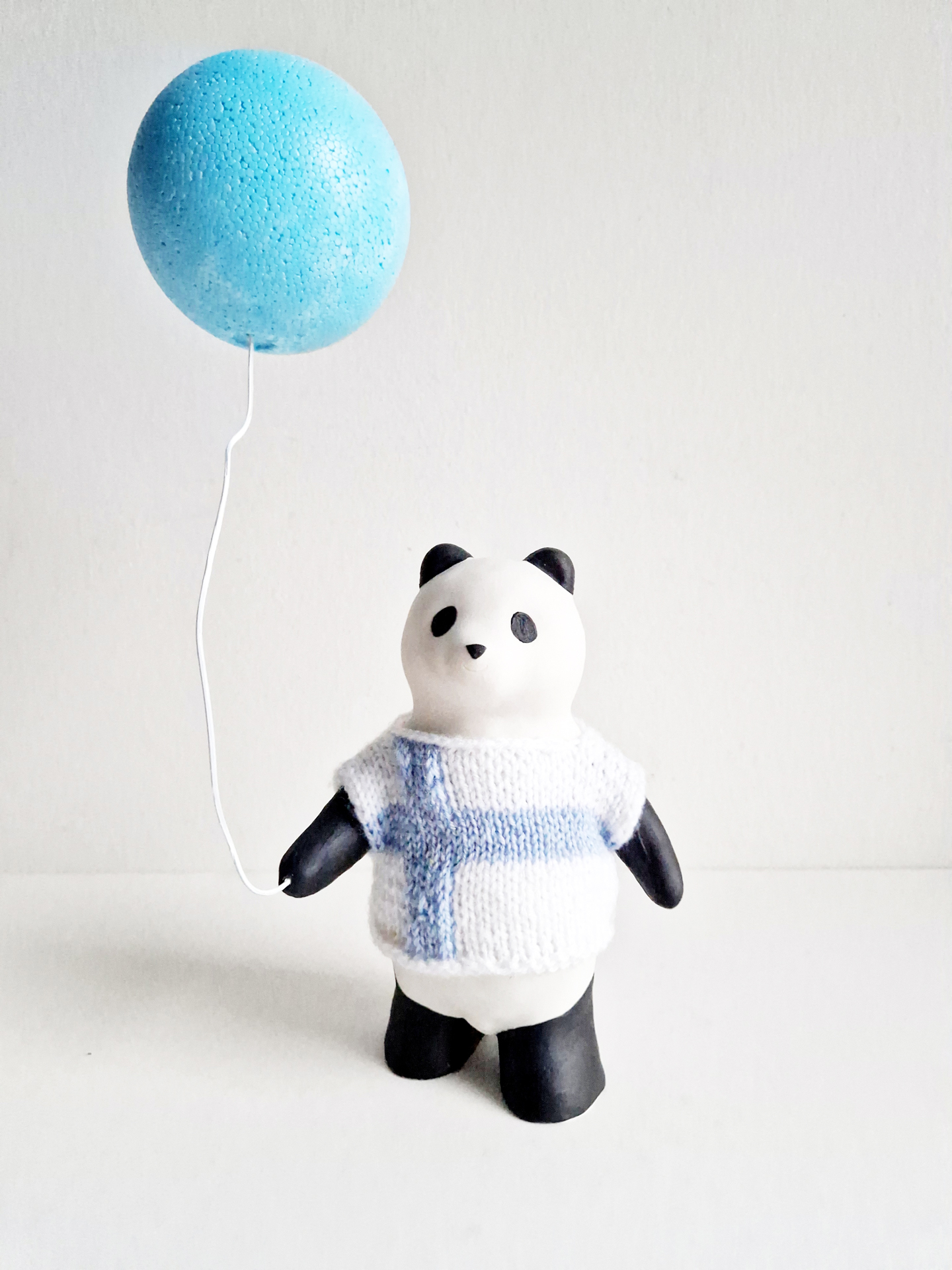 YASUSHI KOYAMA Panda pelipaidassa, 2024 Keramik, ull, frigolit 27 x 16 x 8 cm