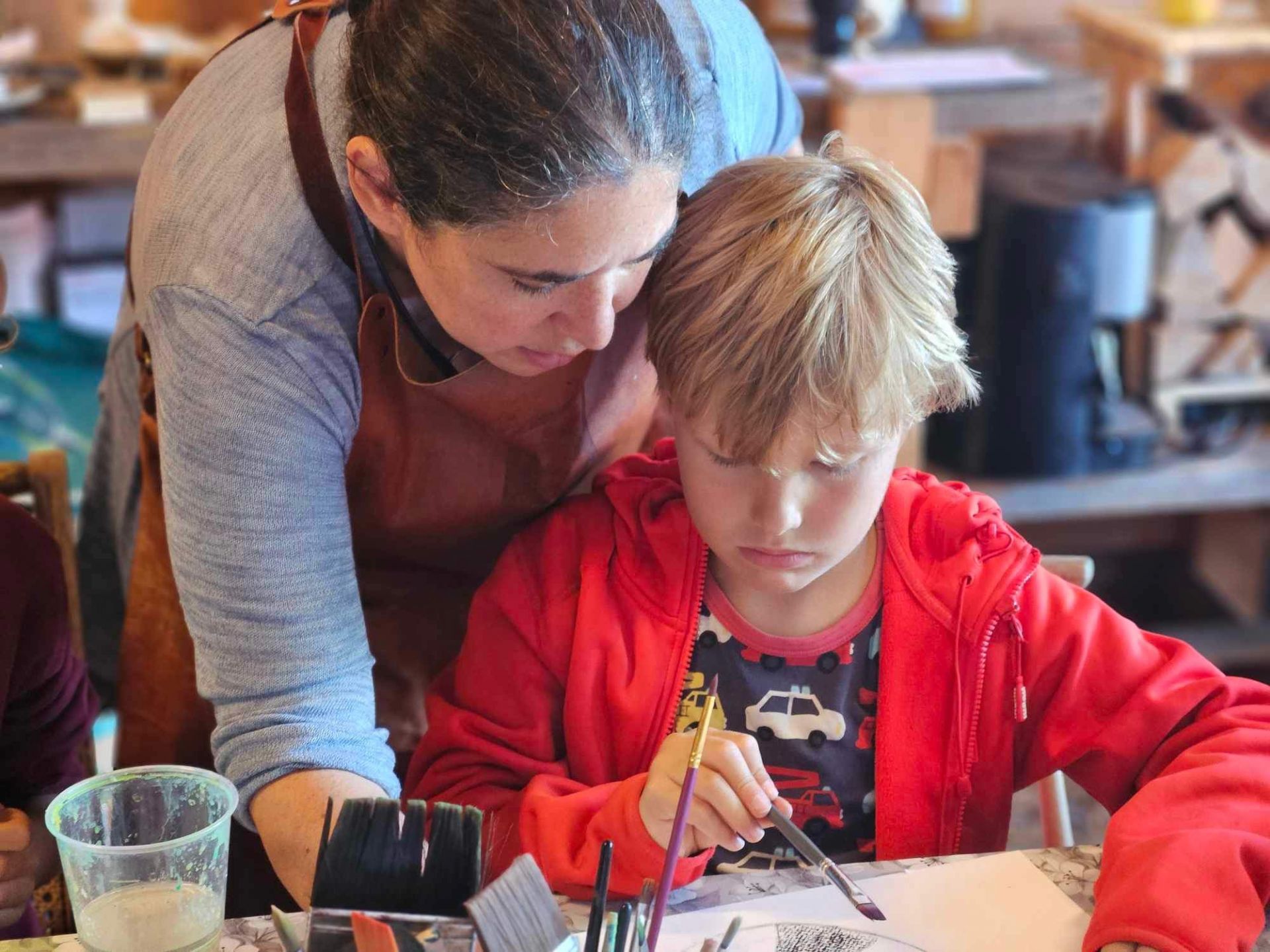 Alejandra och ett barn gör konst
