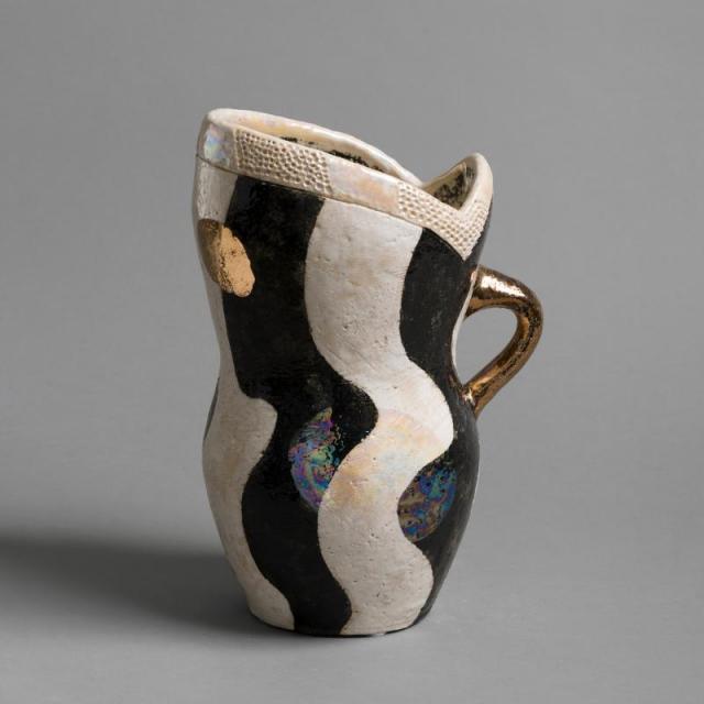 keramikvas svart och vit med guld detaljer