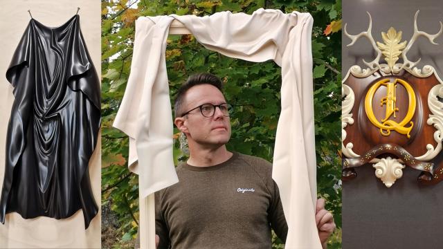 Tero står i mitten av bilden under en ram gjord av trä som ser ut som tyg. Bå bägge sida finns två andra träkonstverk.