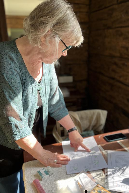 Tiina Eräpuu, näyttelyn valmistelu, kuva Kati Eräpuu