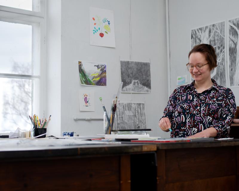 Emmi Jormalainen Harakan saaren työhuoneessa. Valokuvaaja Tanja Ahjopalo / Emmi Jormalainen working at Harakka Island. Photo: Tanja Ahjopalo