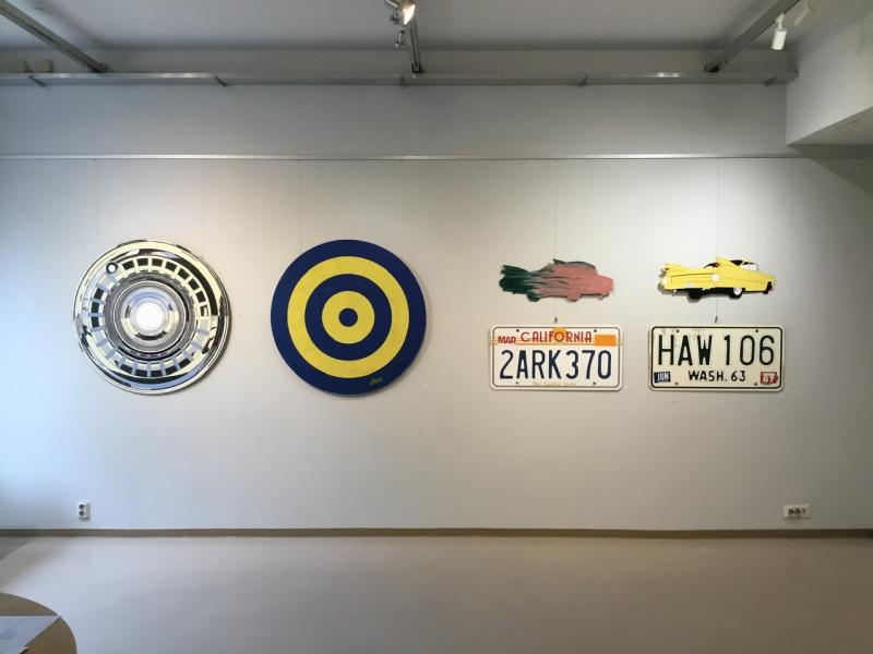 Owe Åsvik   Galleria Artista 2023   olja på faner: Hubcap, Tribute to Jasper Johns, Cruising I,II, License plate I,II.