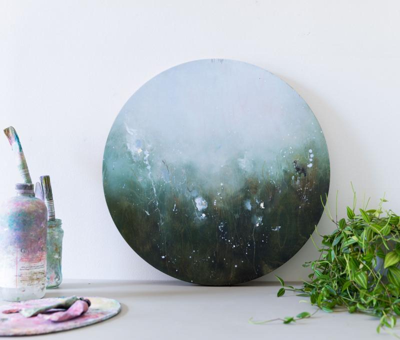 Mikaela Wikström, Walking through a hazy field, 2021, olja,  diameter 50cm, foto Frida Lönnroos