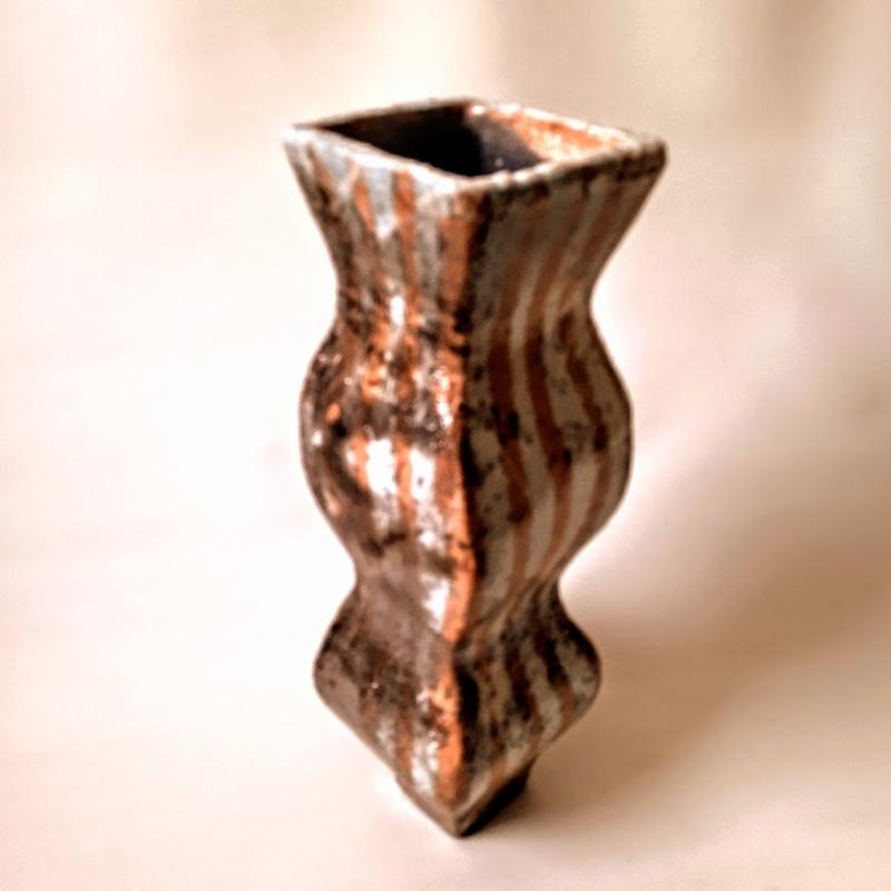 Rakuvaasi, vas av rakuteknik, raku-vase