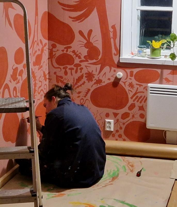 Konstnären målar väggarna till sin studio